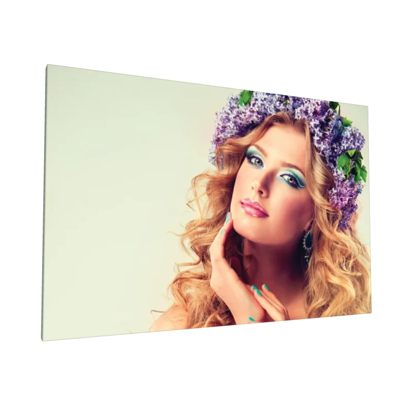 Tablou canvas: Portret Feminin cu Coroană de Flori Mov