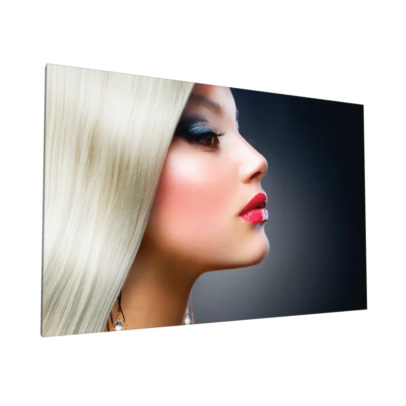 Tablou canvas: Profil Elegant cu Machiaj Strălucitor