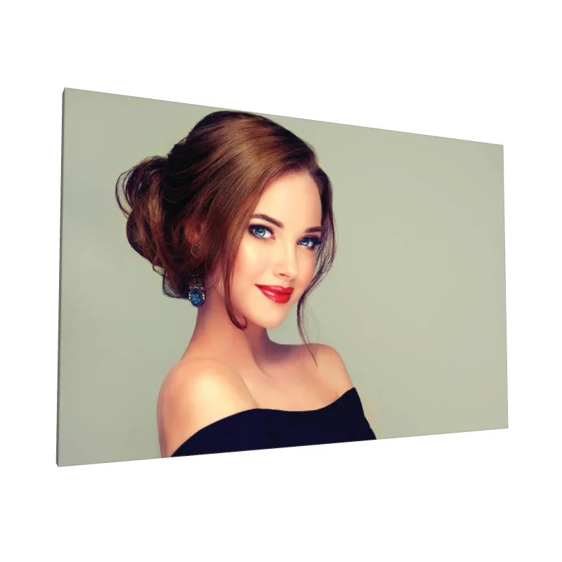 Tablou canvas: Portret Elegant cu Accente de Salon de Frumusețe - Image 1