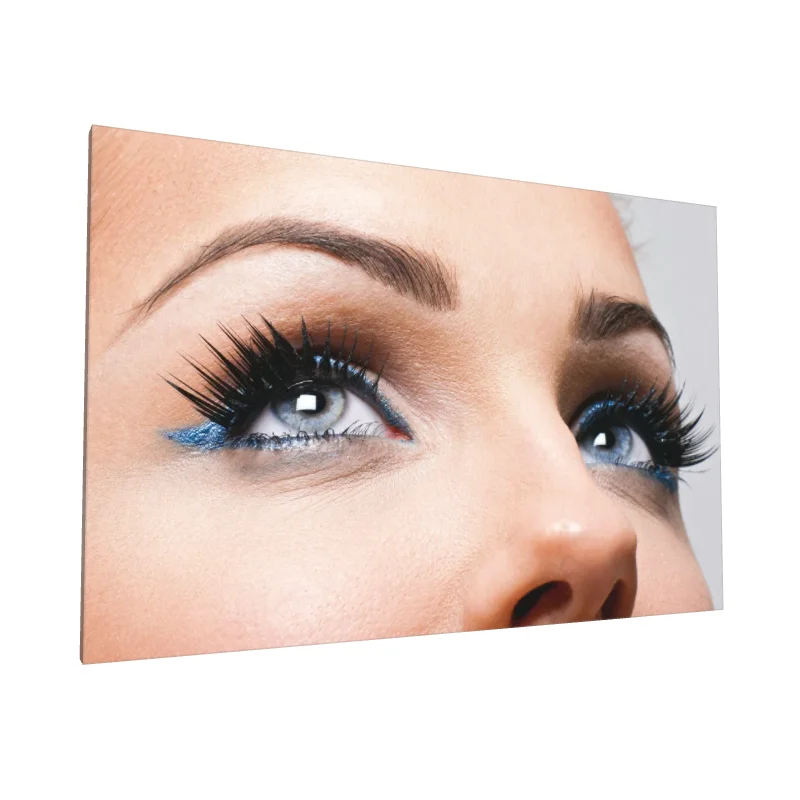 Tablou canvas: Privire Seducătoare cu Eyeliner Albastru