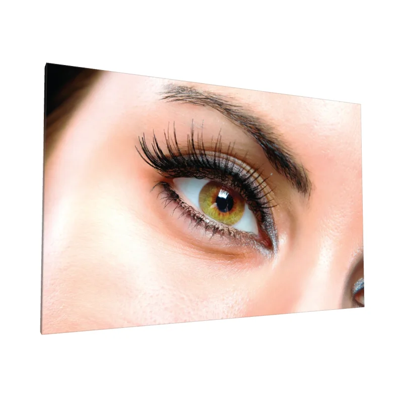 Tablou canvas: Privire Intensă în Nuanțe de Verde și Maro