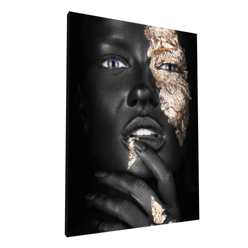 Tablou canvas: Portret cu Accente Metalice și Ochi Albaștri