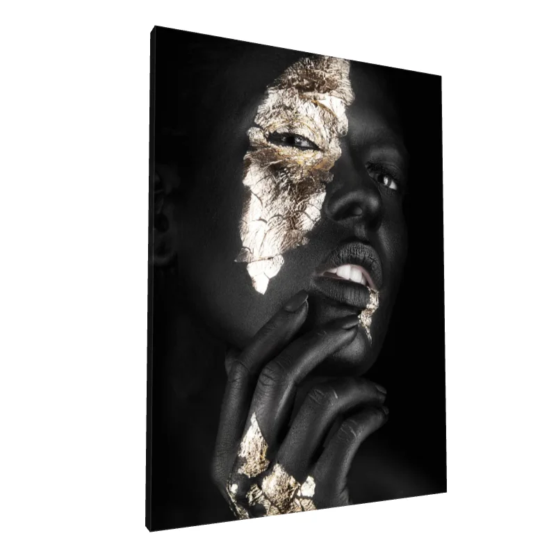 Tablou canvas: Portret cu Detalii Aurii pe Fundal Negru