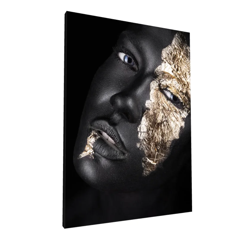 Tablou canvas: Portret Artistic cu Detalii Aurii