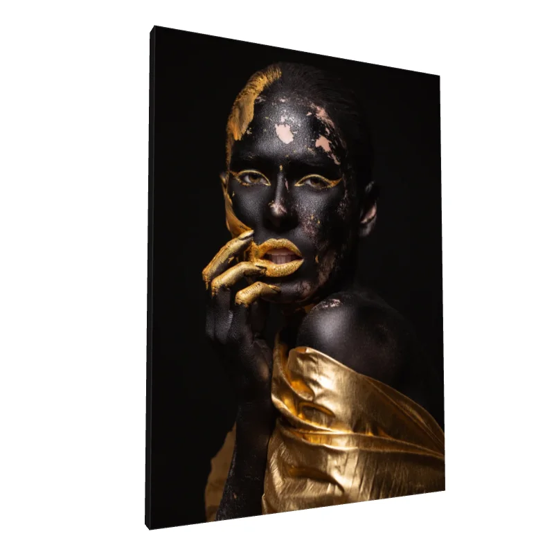 Tablou canvas: Portret Dramatic cu Accente Aurii - Image 1