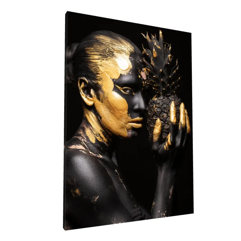 Tablou canvas: Portret Artistic cu Ananas Auriu