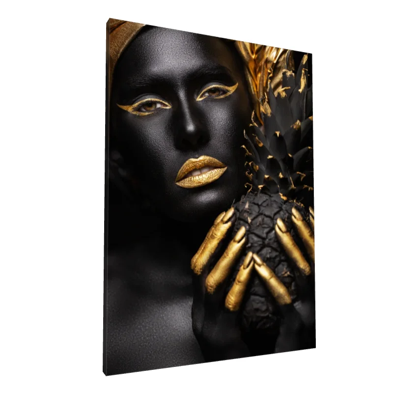Tablou canvas: Portret Artistic cu Accente Aurii 4