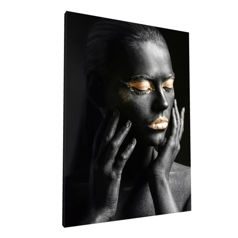 Tablou canvas: Portret Artistic cu Accente Aurii 6