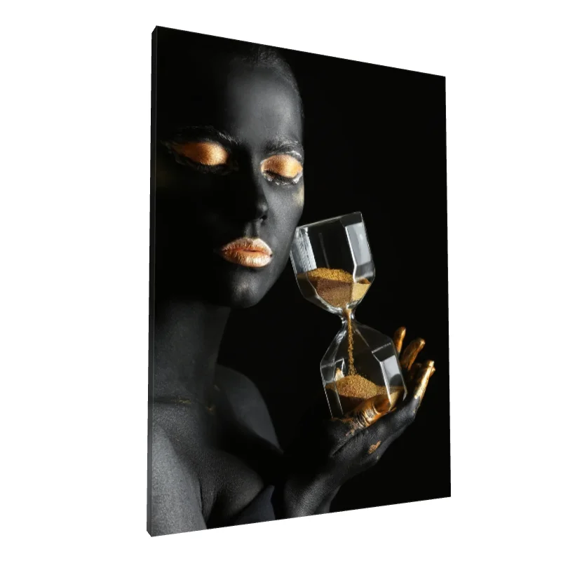 Tablou canvas: Portret Artistic cu Clepsidră Aurie