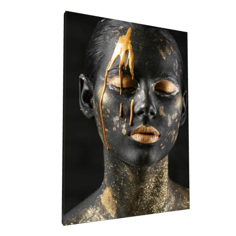 Tablou canvas: Portret cu Accente de Aur și Negru - Image 1