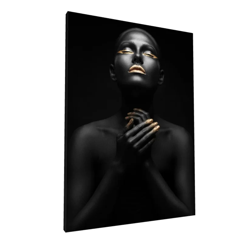Tablou canvas: Portret Dramatic cu Accente Aurii (2)