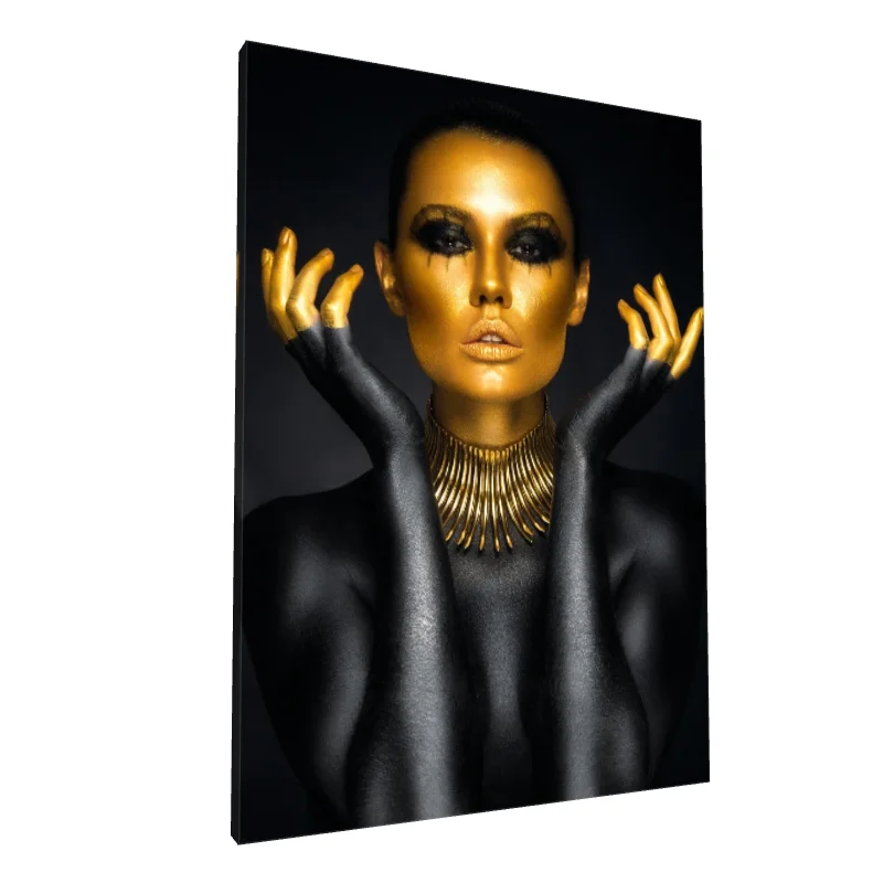 Tablou canvas: Portret Artistic cu Machiaj Auriu (2)