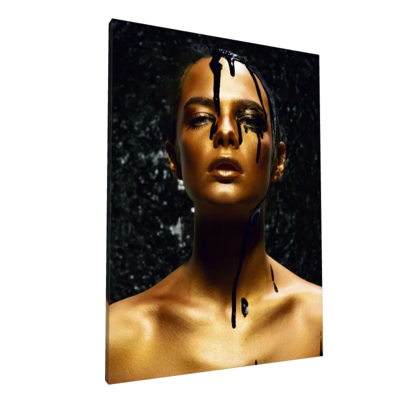 Tablou canvas: Portret Aurit cu Accente de Negru