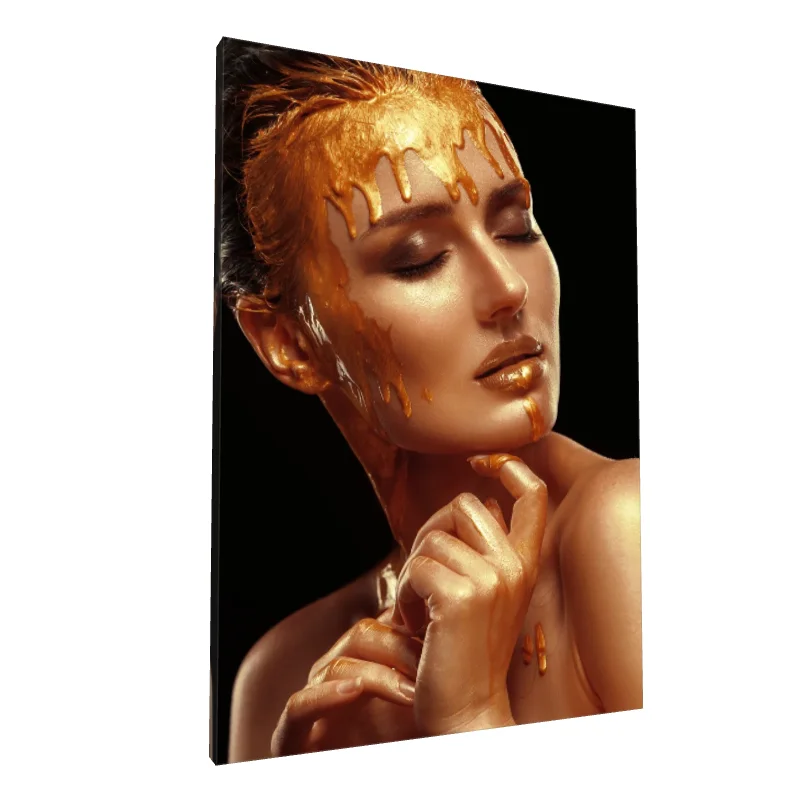 Tablou canvas: Portret Artistic cu Accente Aurii 10