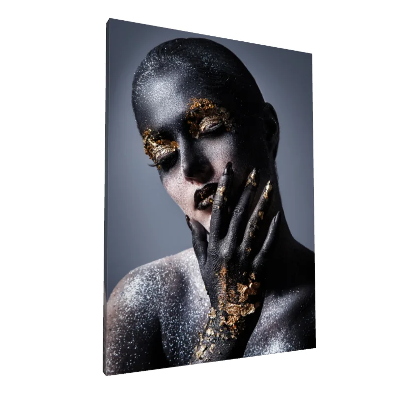 Tablou canvas: Portret Artistic cu Accente Aurite