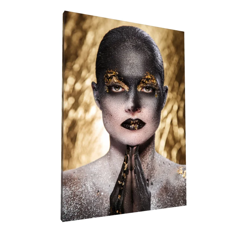 Tablou canvas: Portret Artistic în Tonuri de Aur și Negru - Image 1