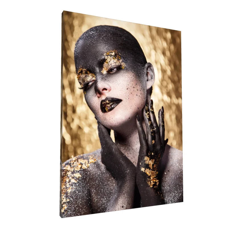 Tablou canvas: Portret Artistic cu Accente Aurii 11