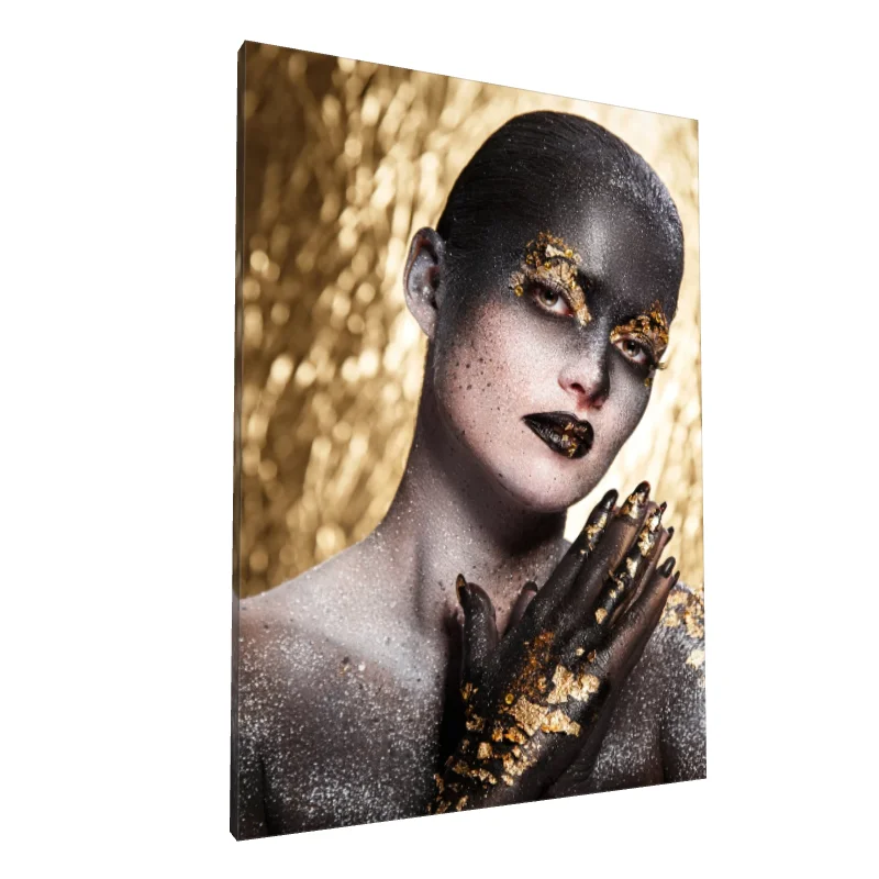 Tablou canvas: Portret Artistic cu Elemente Aurii (2) - Image 1