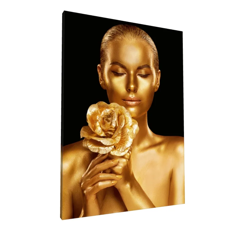 Tablou canvas: Portret Auriu cu Floare în Mână