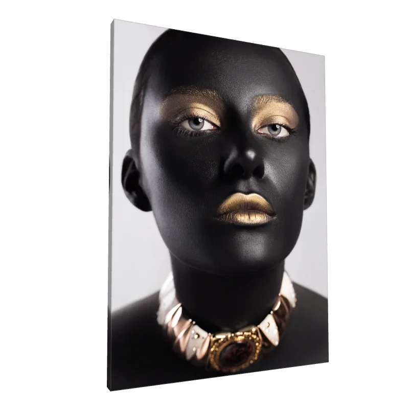 Tablou canvas: Portret Modern cu Machiaj Auriu - Image 1