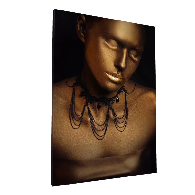 Tablou canvas: Portret Aurit cu Bijuterie Neagră