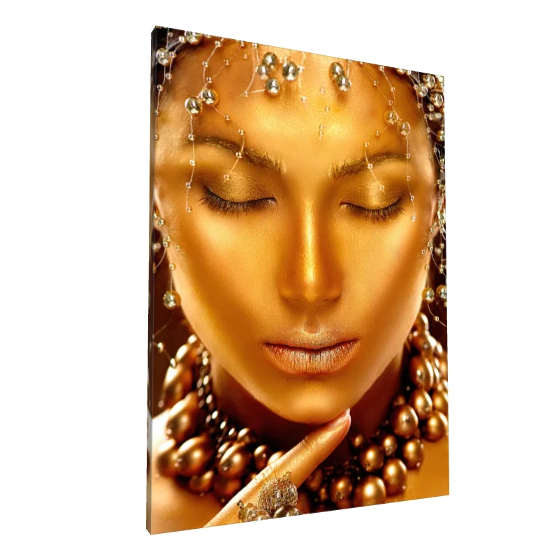 Tablou canvas: Portret Auriu cu Elemente Decor