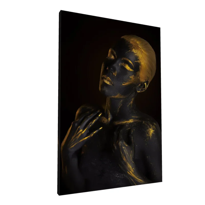 Tablou canvas: Portret Artistic în Tonuri de Negru și Auriu