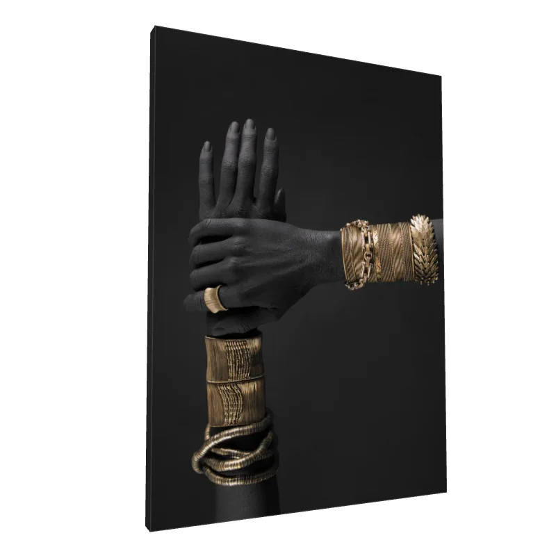 Tablou canvas: Mâini cu Bijuterii Aurii pe Fundal Negru - Image 1