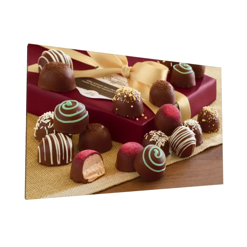 Tablou canvas: Praline Colorate pe Fundal Roșu - Image 1