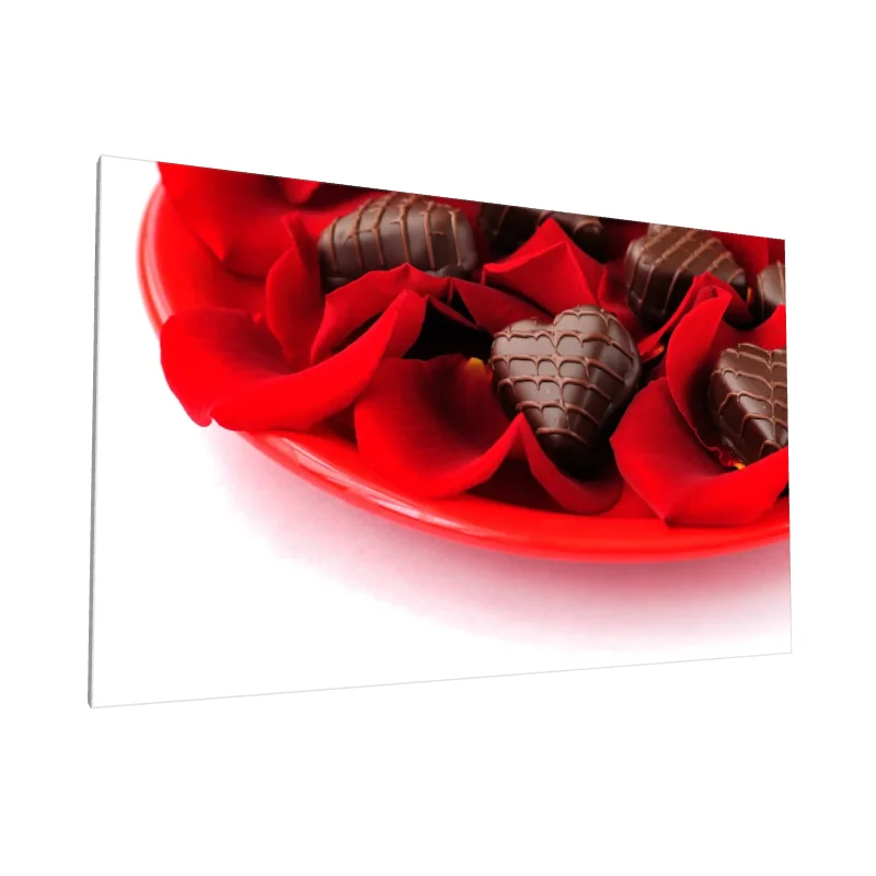 Tablou canvas: Ciocolată în Formă de Inimă pe Petale