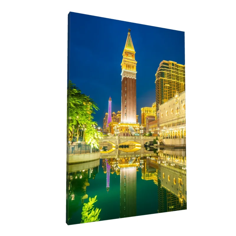 Tablou canvas: Reflexii Nocturne în Veneția Modernă