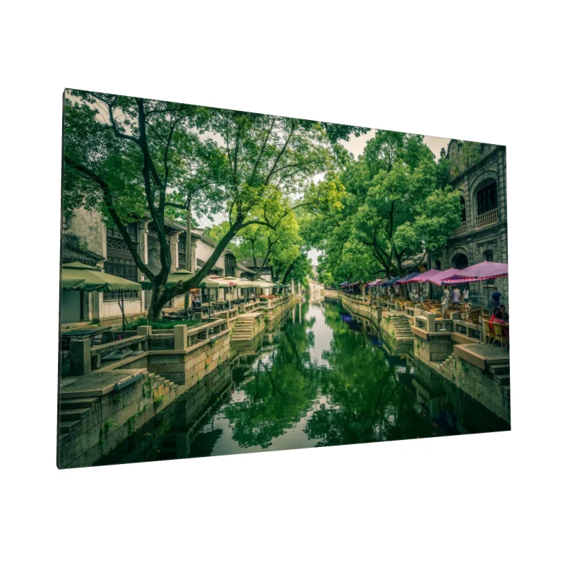 Tablou canvas: Străduță Pitorescă pe Canal cu Umbrele - Image 1