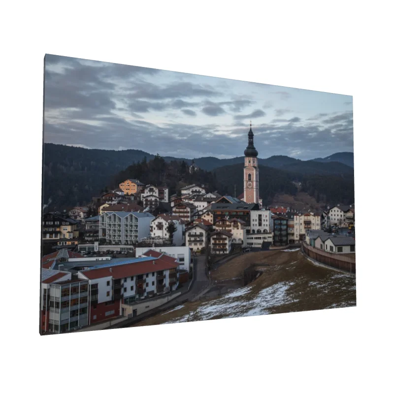 Tablou canvas: Vedere Urbană cu Biserică și Munți - Image 1