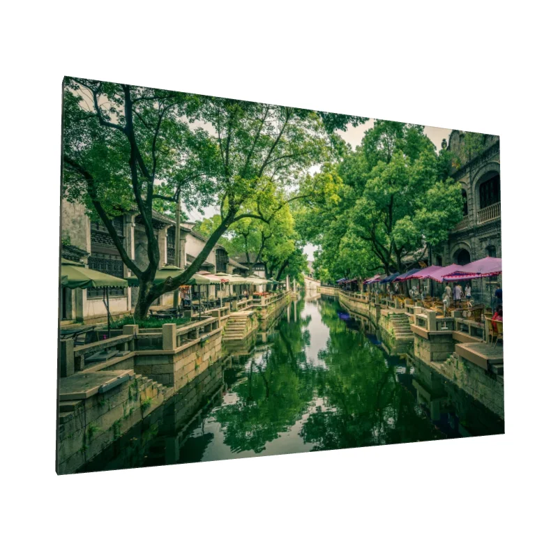 Tablou canvas: Canal Pitoresc cu Terase și Copaci Verzi