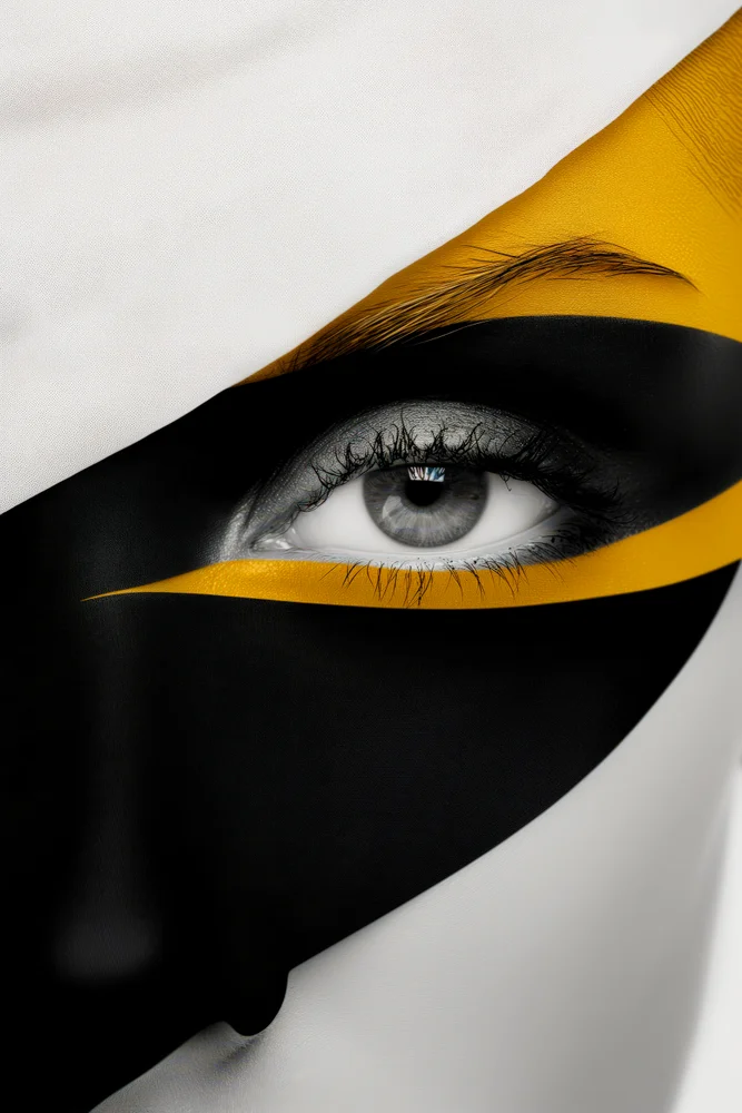 Tablou canvas: Portret Artistic cu Accente Galben-Negru - Thumbnail 2