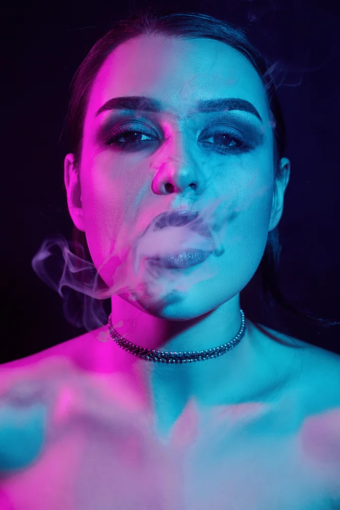 Tablou canvas: Portret Cu Iluminare Neon și Fum - Thumbnail 2