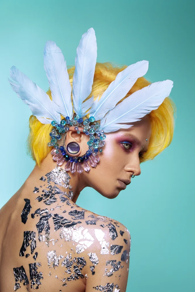 Tablou canvas: Portret Experimental cu Pene Albe - Thumbnail 2