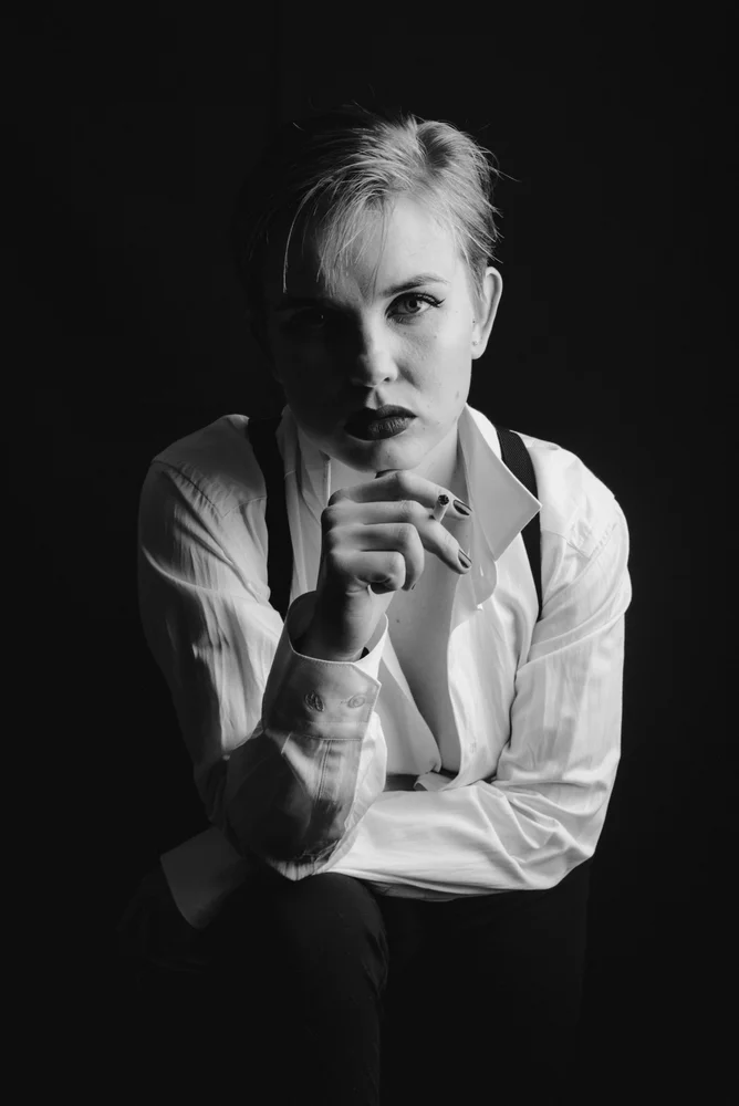 Tablou canvas: Portret Alb-Negru cu Femeie în Cămașă - Thumbnail 2