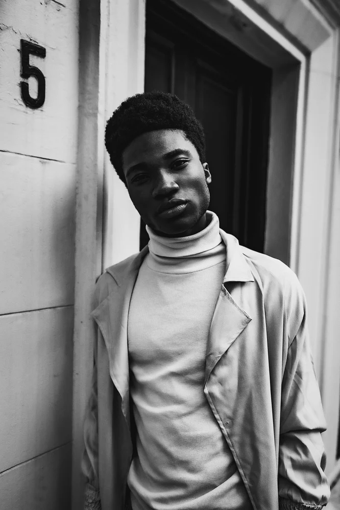 Tablou canvas: Portret Monocrom în Stil Artistic - Thumbnail 2