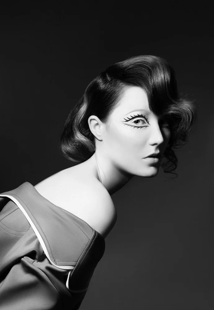 Tablou canvas: Portret Alb-Negru cu Machiaj Artistic - Thumbnail 2