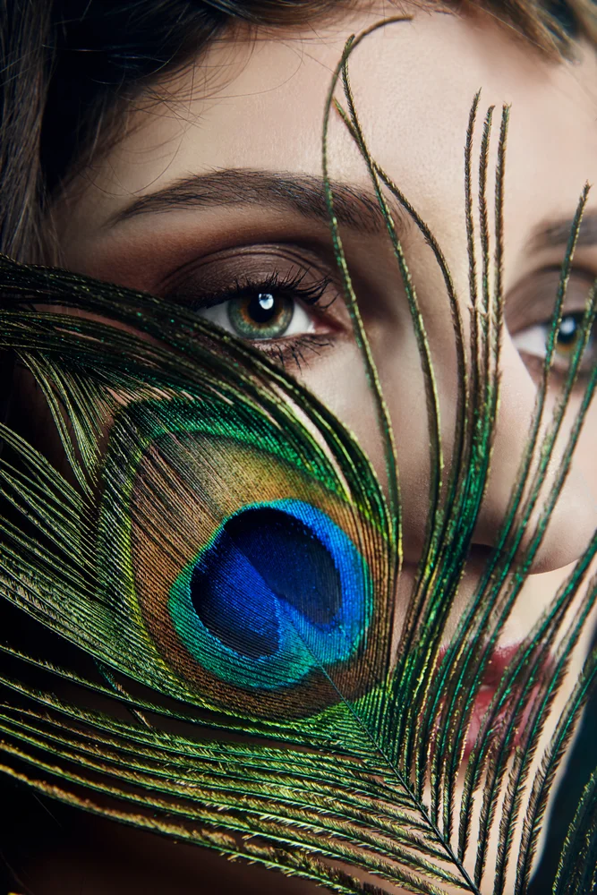 Tablou canvas: Portret cu Pana de Păun - Thumbnail 2