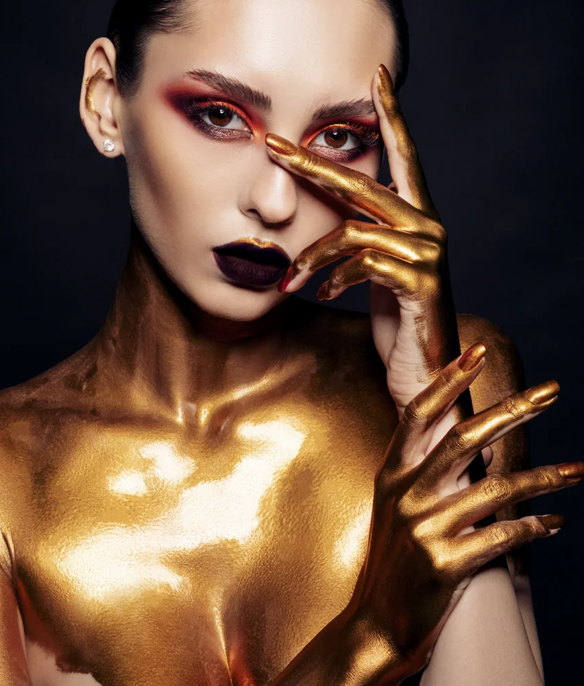 Tablou canvas: Portret Artistic cu Machiaj Auriu - Thumbnail 2