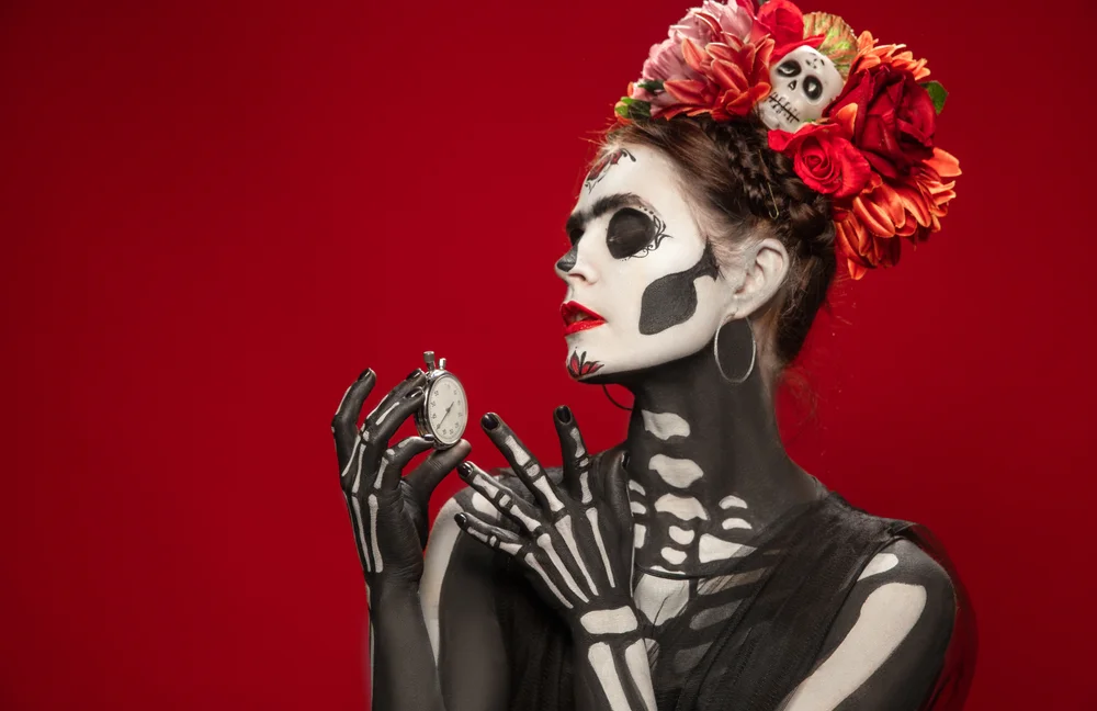 Tablou canvas: Portret Artistic cu Machiaj Schematic - Thumbnail 2