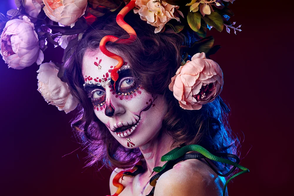 Tablou canvas: Portret cu Flori și Machiaj Dia de los Muertos - Thumbnail 2