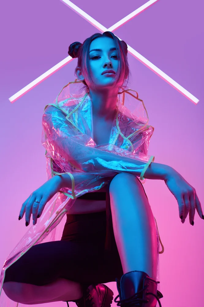 Tablou canvas: Portret Cibernetic cu Reflexii Neon - Thumbnail 2