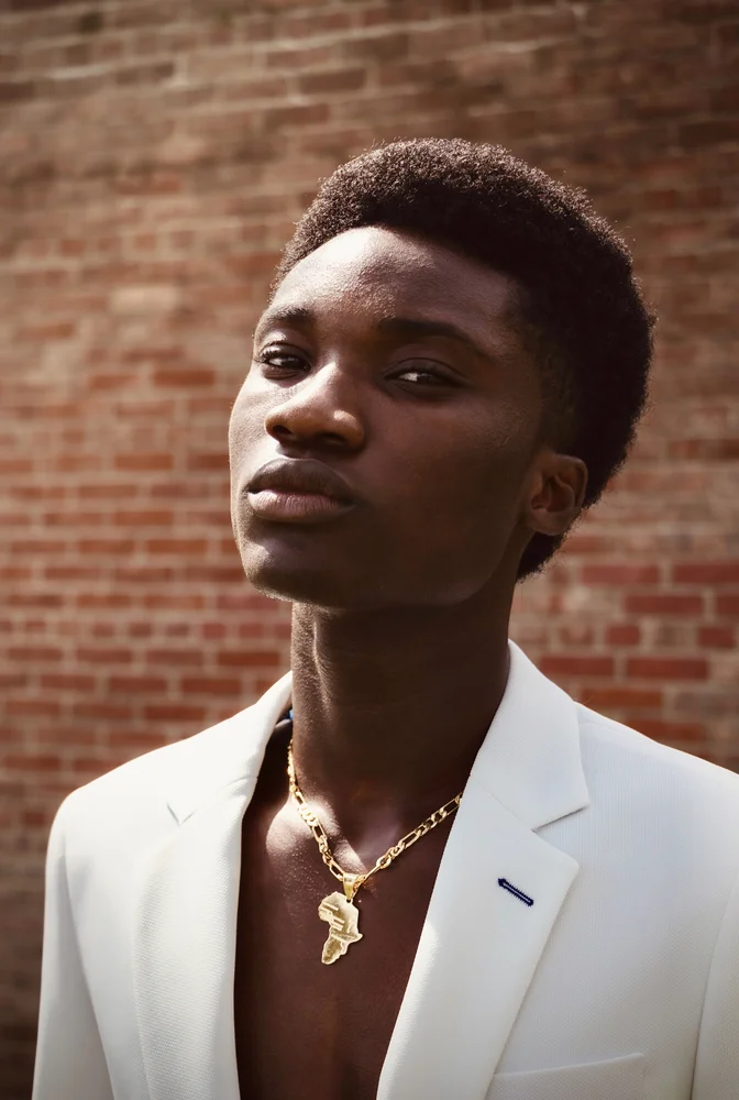 Tablou canvas: Portret Modern cu Colier African - Thumbnail 2