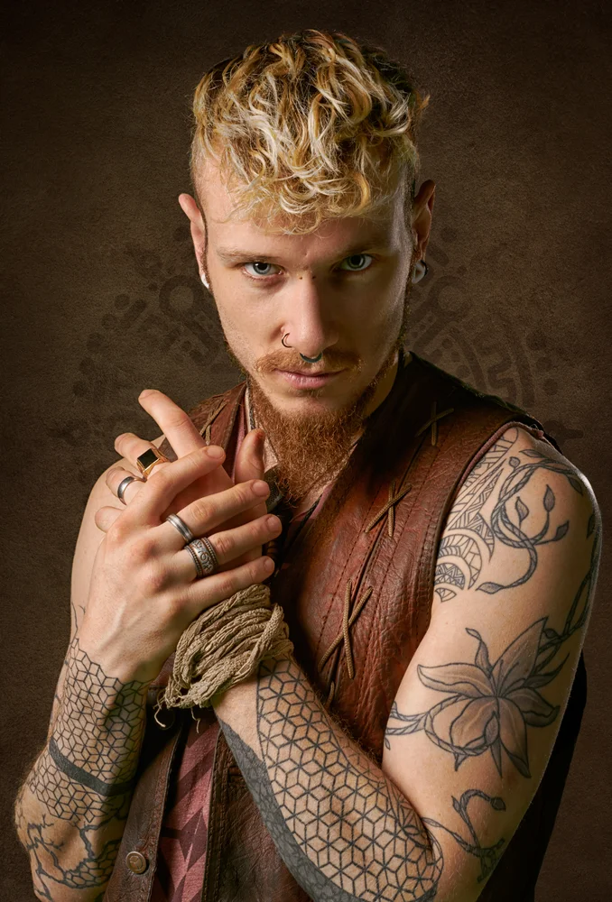 Tablou canvas: Portret Artistic cu Tatuaje Complexe - Thumbnail 2