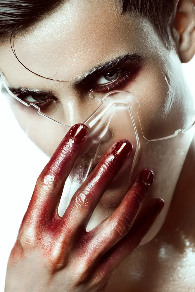 Tablou canvas: Portret Dramatic cu Mască și Machiaj Îndrăzneț - Thumbnail 2