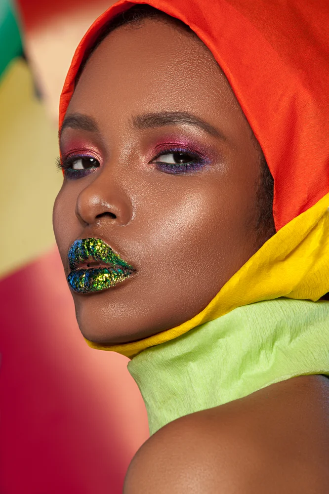 Tablou canvas: Portret Vibrant cu Accente Strălucitoare - Thumbnail 2