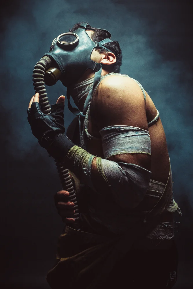 Tablou canvas: Portret cu Mască de Gaz în Tonuri Întunecate - Thumbnail 2